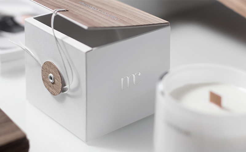 蠟燭包裝設(shè)計(jì)靈感來(lái)源于木芯，天然的紋理與純白色的搭配